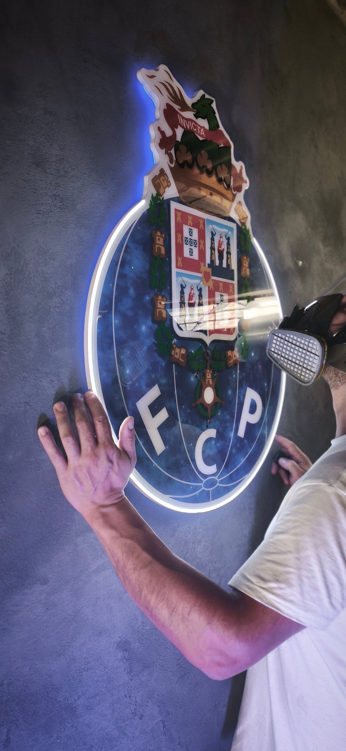 An emblem with depth and light